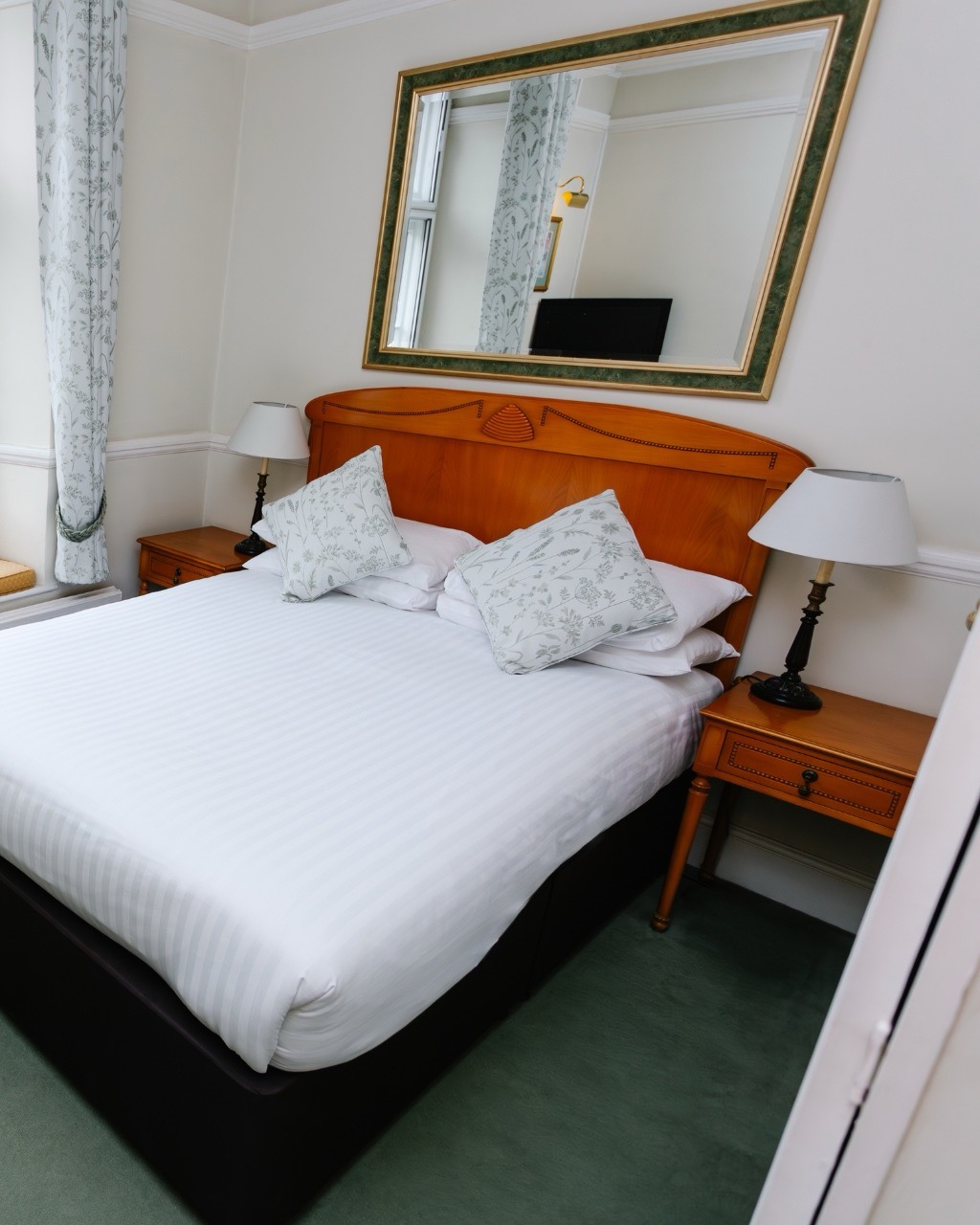 Compact bedroom snooty fox hotel tetbury