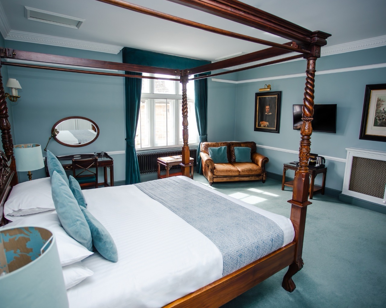 Four Poster room in the snooty fox hotel tetbury