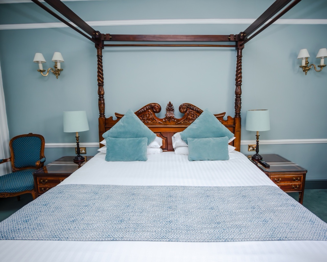 Four Poster room in the snooty fox hotel tetbury