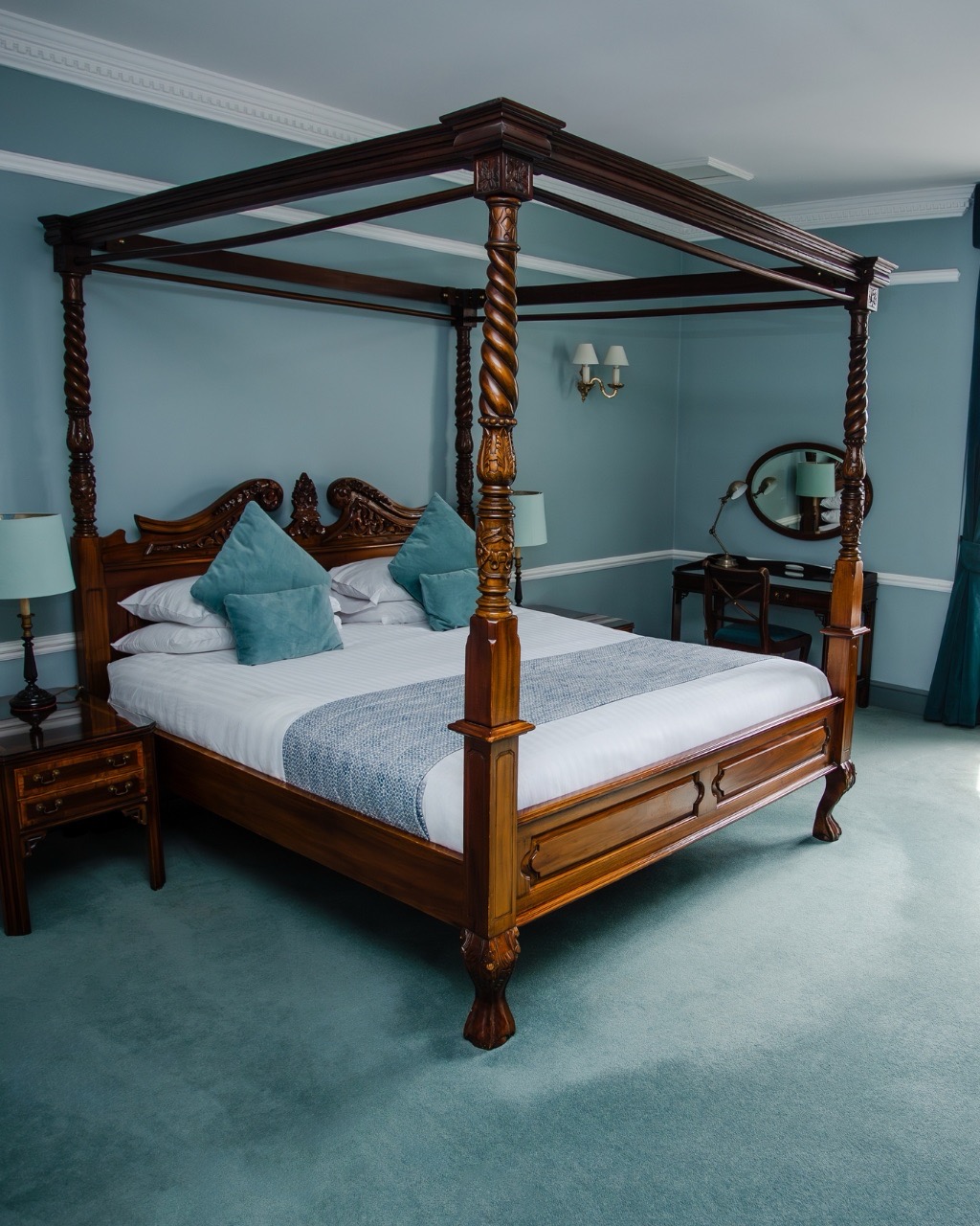 Four poster room snooty fox hotel tetbury